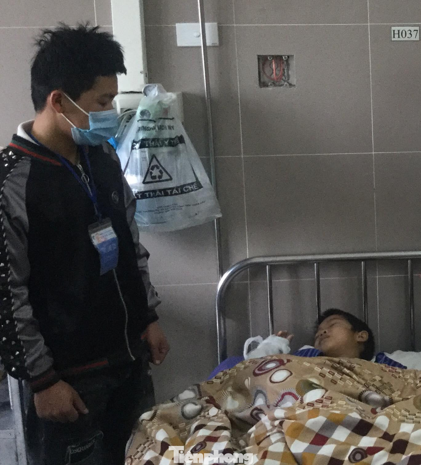 Kể từ chiều 1/5, tất cả người quen, thân không được thăm bệnh nhân thời gian ở nội trú. Mỗi bệnh nhân chỉ có 1 người chăm sóc .Ảnh: Duy Chiến