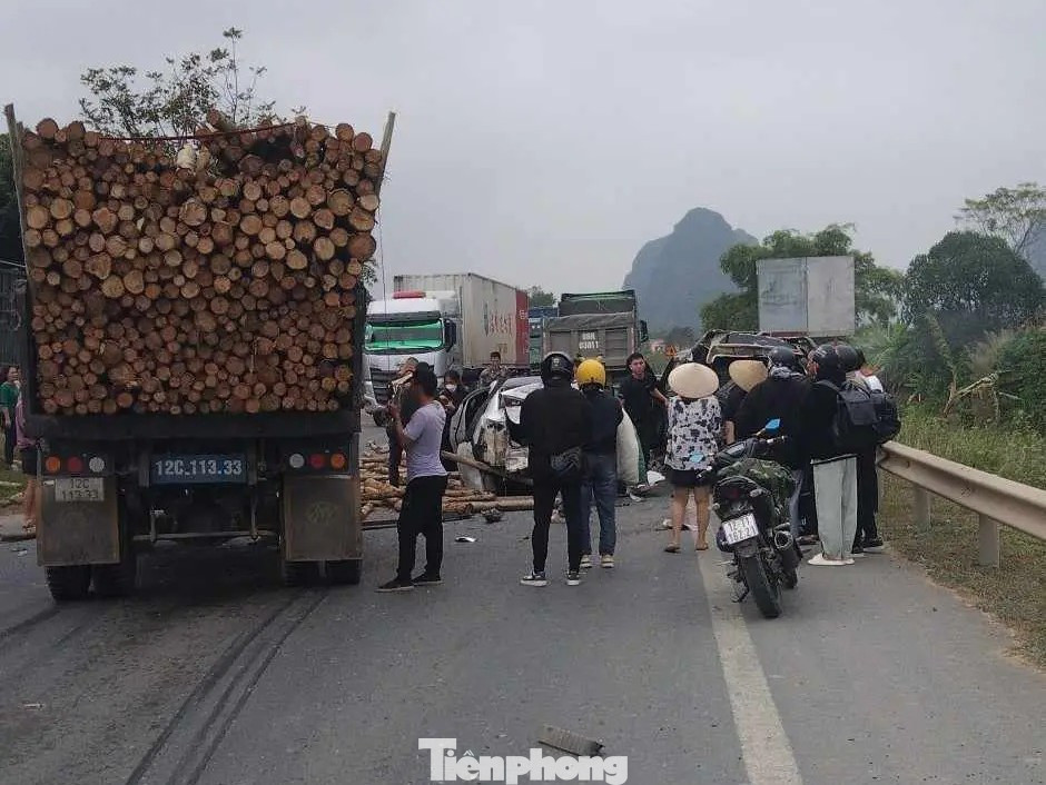 Cả xe lẫn gỗ làm ách tắc giao thông trên tuyến đường quốc lộ 1A. Ảnh: Duy Chiến