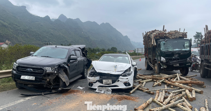 Hiện trường vụ tai nạn, nhiều xe hư hỏng nặng. Ảnh: Duy Chiến