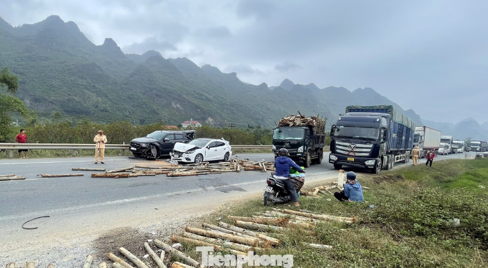 Lực lượng Cảnh sát giao thông phân luồng giao thông, khám nghiệm hiện trường, xử lý sự việc. Ảnh: Duy Chiến