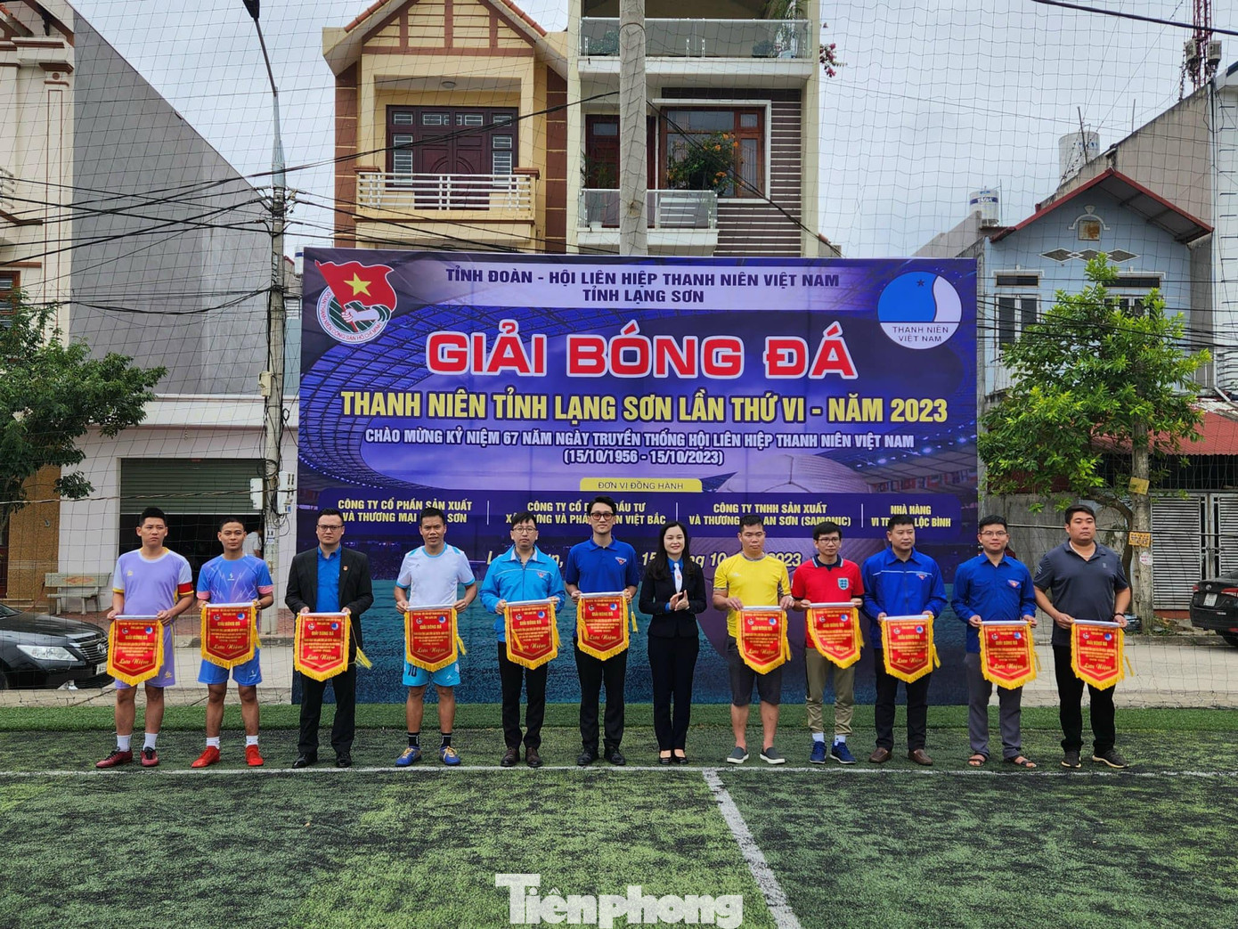 Tặng cờ lưu niệm cho 14 đội tham gia. Tặng cờ lưu niệm cho 14 đội tham gia.