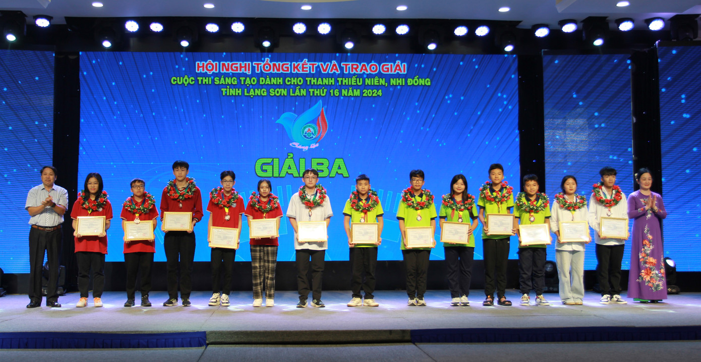 Ban tổ chức trao giải Ba cho tập thể, cá nhân.