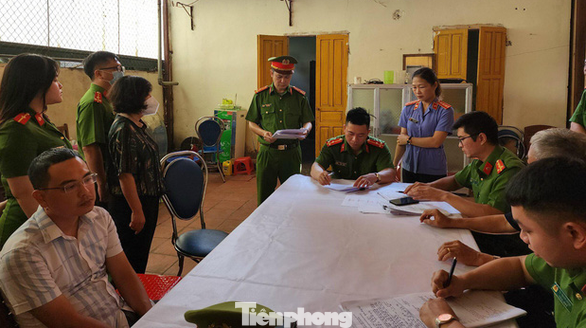Lực lượng chức năng Lạng Sơn tiến hành các thủ tục khởi tố vụ án, khởi tố bị can đối với bị can Nguyễn Trung Kiên (ngoài cùng bên trái) -Ảnh: TL Lực lượng chức năng Lạng Sơn tiến hành các thủ tục khởi tố vụ án, khởi tố bị can đối với bị can Nguyễn Trung Kiên (ngoài cùng bên trái) -Ảnh: TL