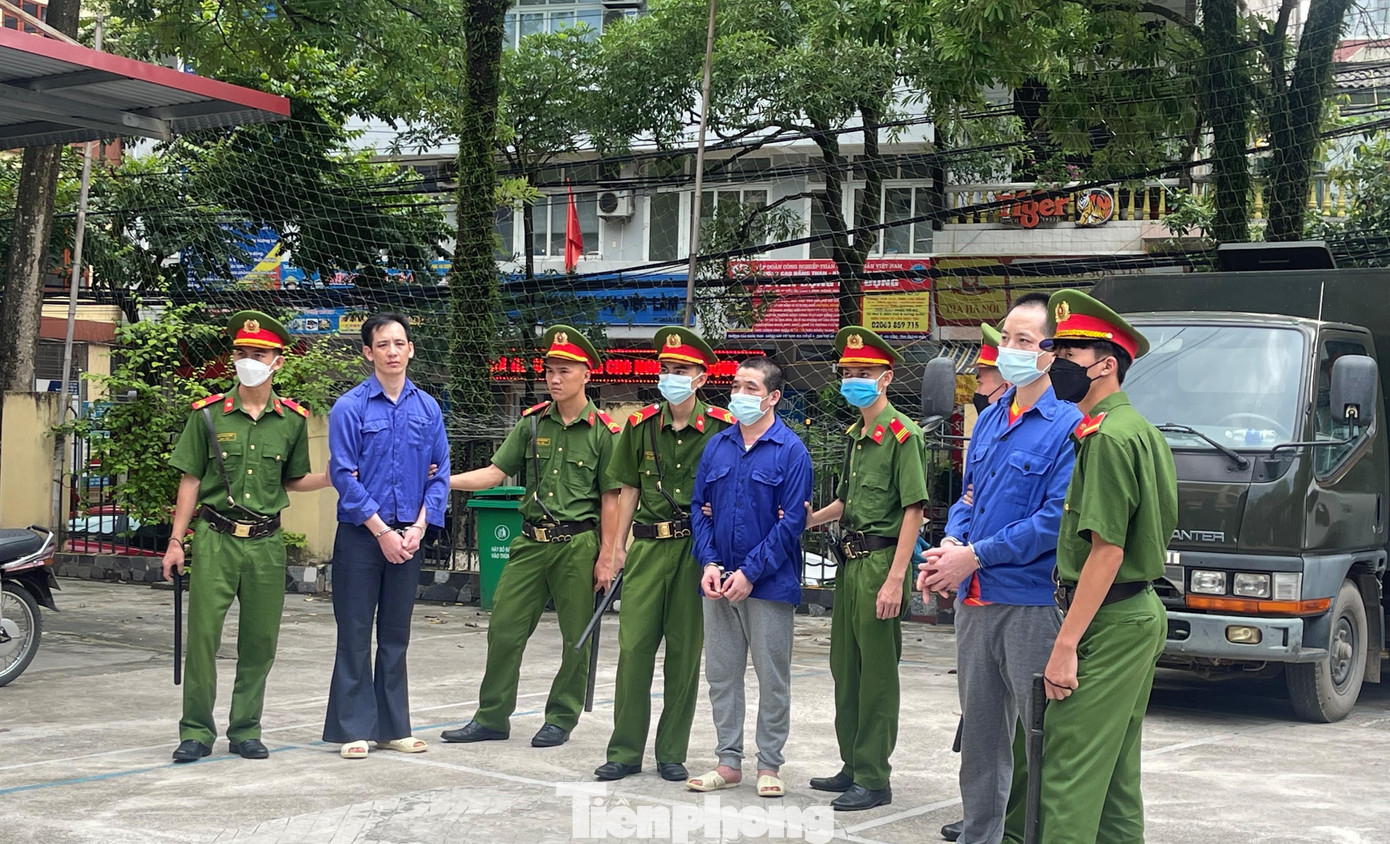 Một số đối tượng trong đường dây ma túy áp giải tới tòa án để xét xử -Ảnh: TL