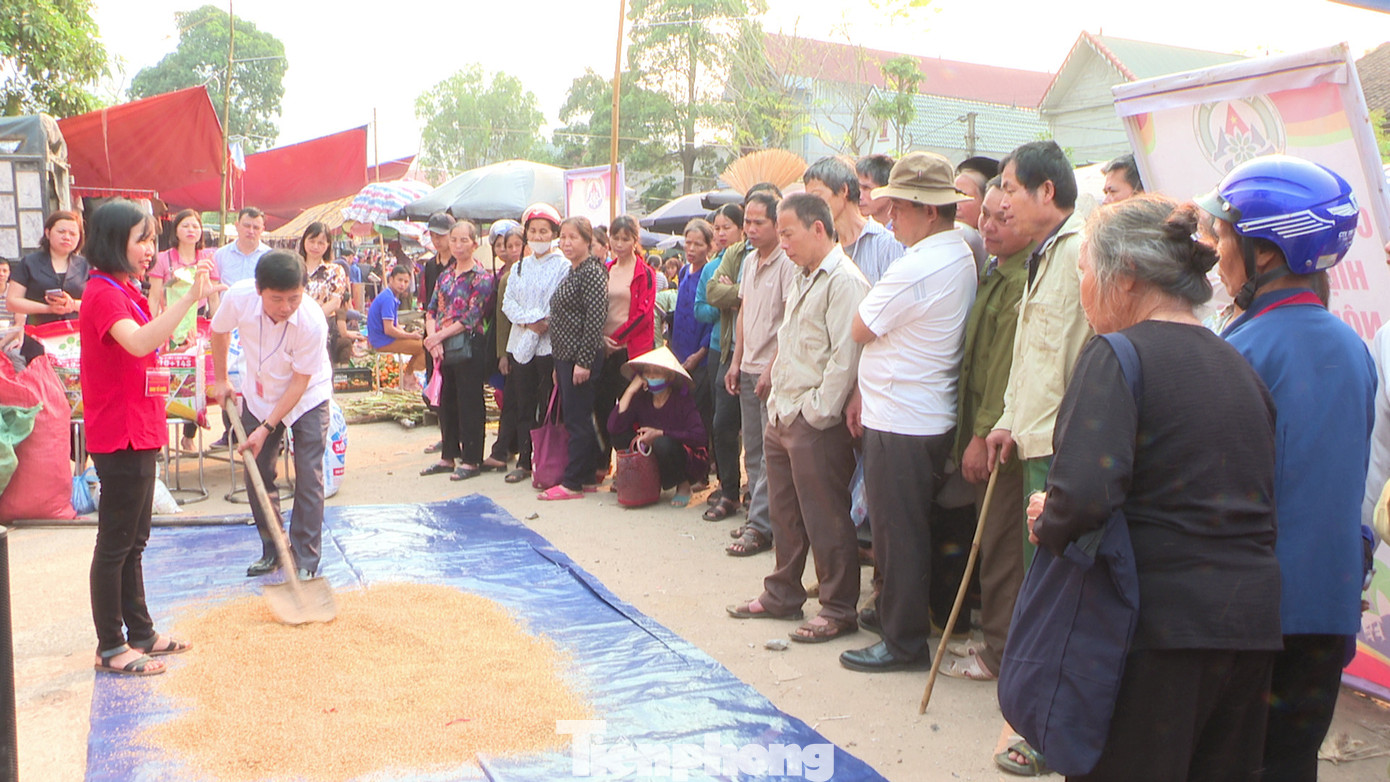 Lý thuyết đi đôi với thực hành nên bà con tiếp thu nhanh, dễ hiểu. Lý thuyết đi đôi với thực hành nên bà con tiếp thu nhanh, dễ hiểu.