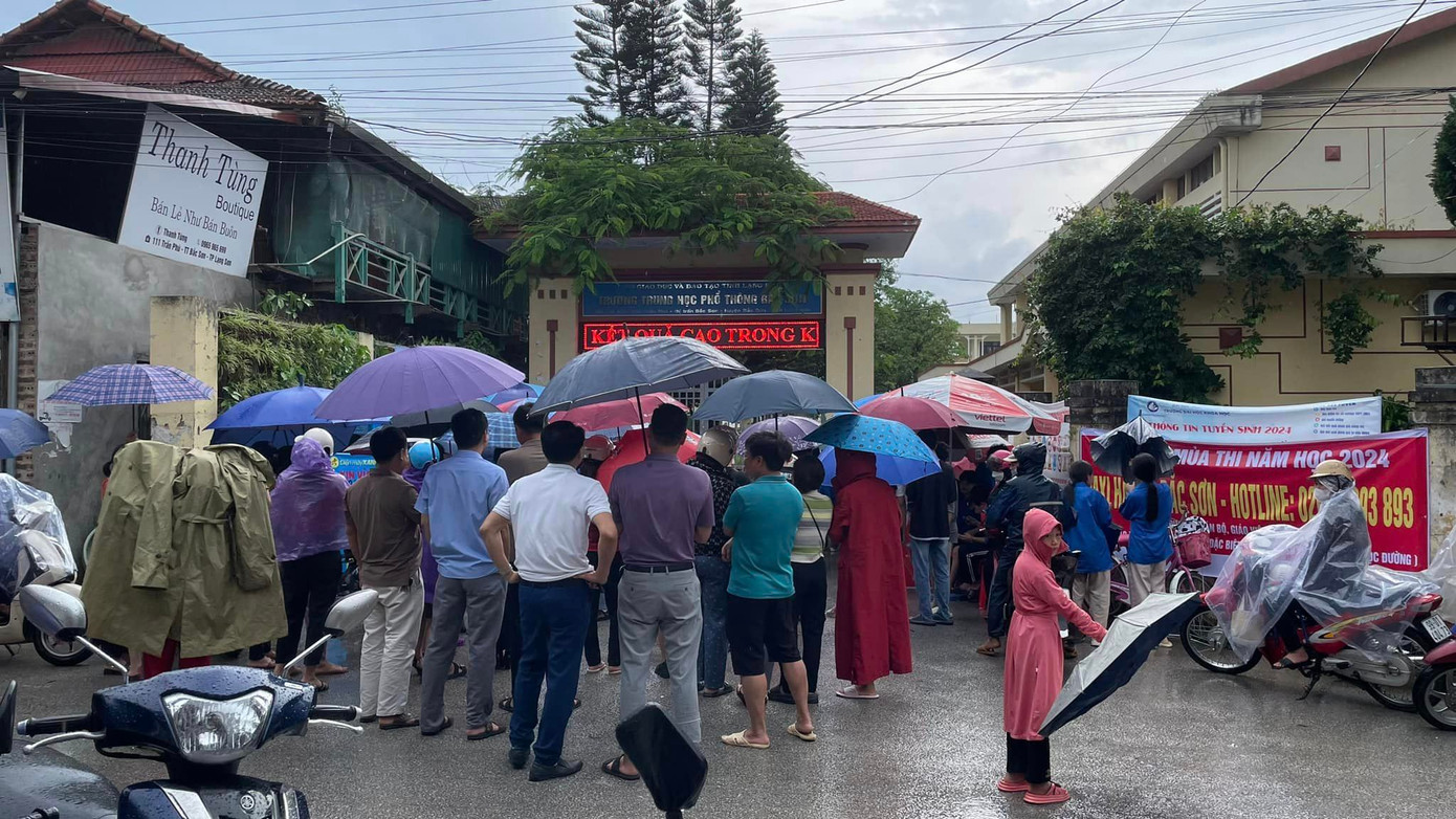 Phụ huynh ngóng trông con em vào phòng thi Phụ huynh ngóng trông con em vào phòng thi