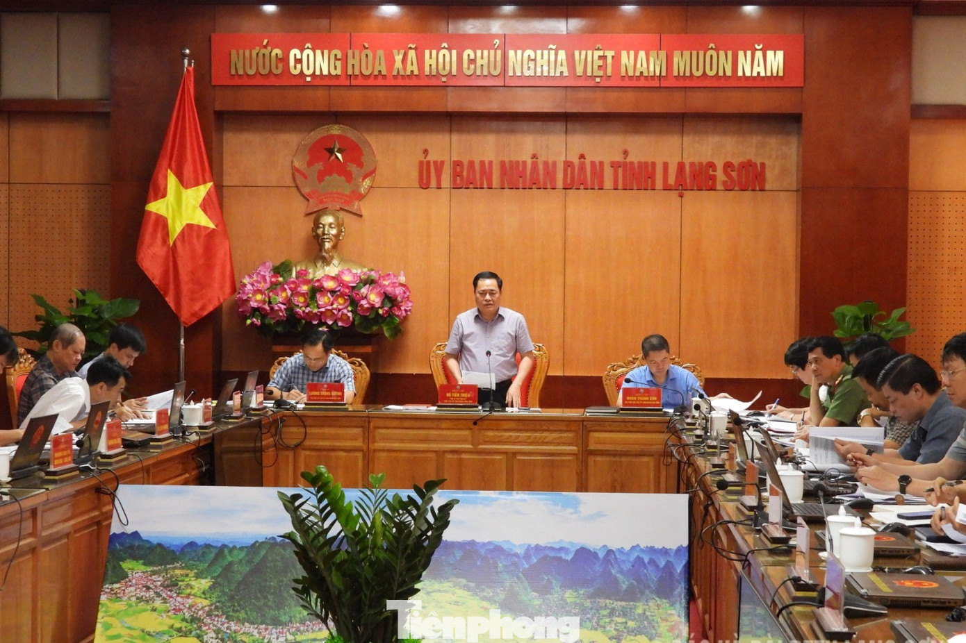 Chủ tịch UBND tỉnh Lạng Sơn Hồ Tiến Thiệu phê bình nhiều sở, ngành và các huyện trên địa bàn đã để các dự án đầu tư chậm tiến độ.