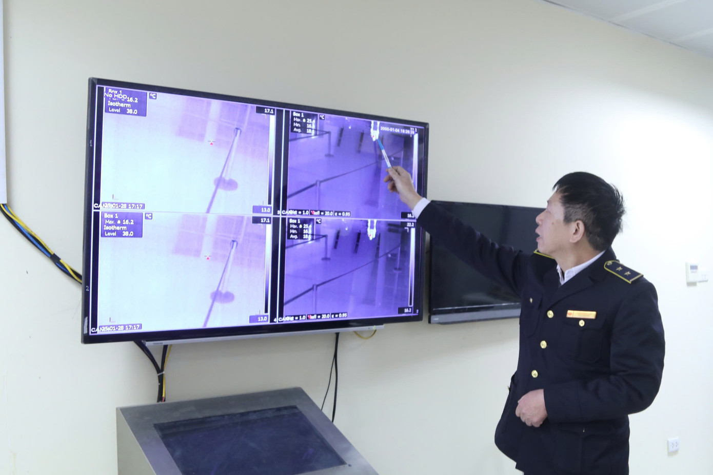 Lực lượng chức năng ở cửa khẩu Hữu Nghị tăng cường nhân lực, phương tiện quản lý người xuất nhập cảnh. Lực lượng chức năng ở cửa khẩu Hữu Nghị tăng cường nhân lực, phương tiện quản lý người xuất nhập cảnh.