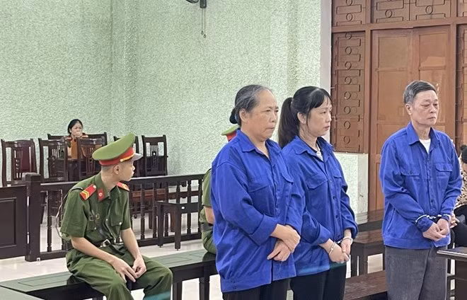 Ba bị cáo ra tòa lĩnh án.