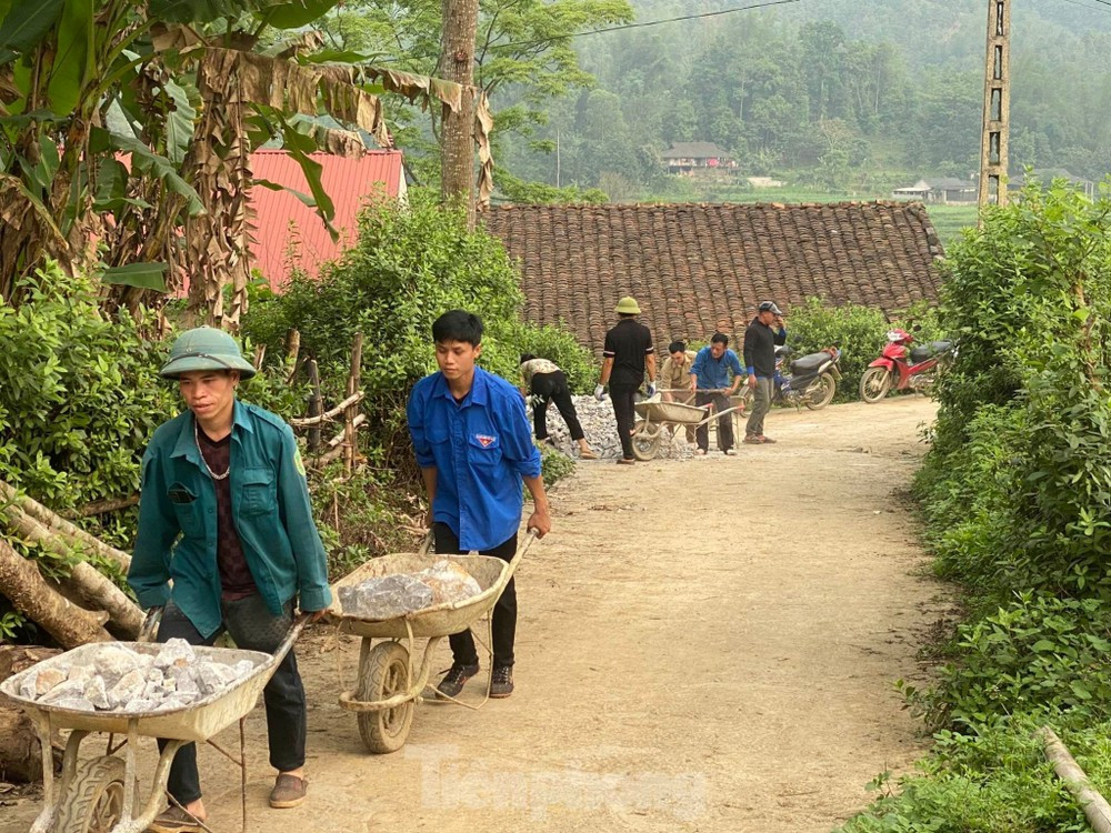 Tuổi trẻ xứ Lạng thành lập các tổ, đội xung kích tình nguyện xây dựng nhà cho hộ dân nghèo. Ảnh: Duy Chiến.