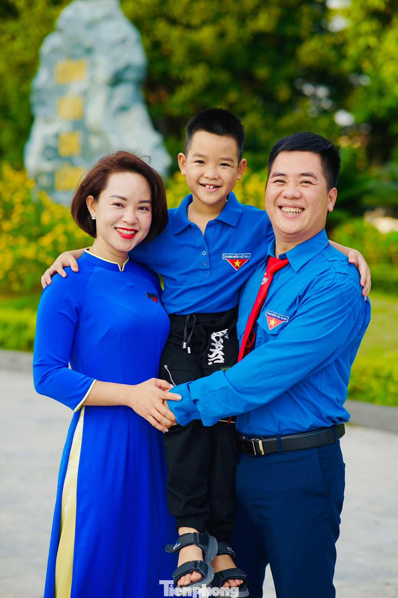 Anh chị Trang, Quân và cậu con trai kháu khỉnh mong muốn tiếp nối truyền thống hoạt động Đoàn của những người đi trước - Ảnh: Duy Chiến