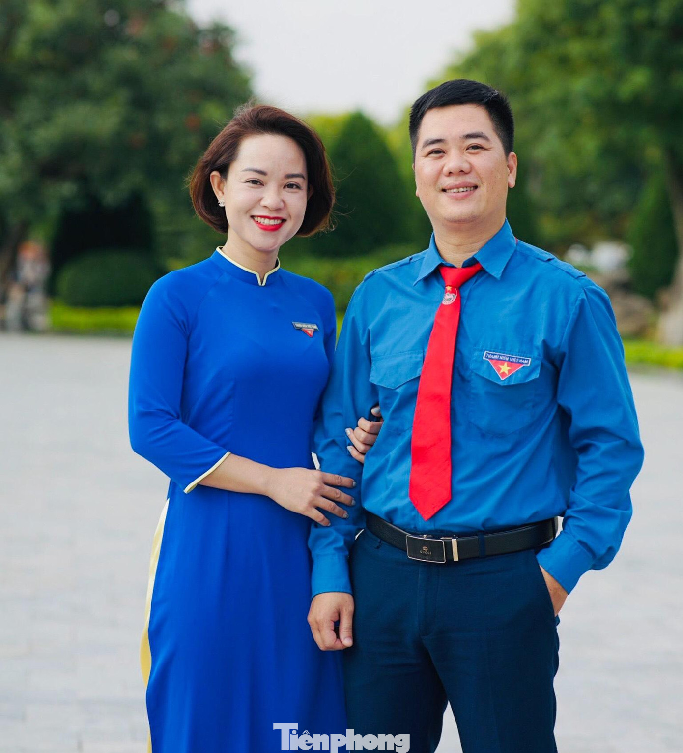Chị Hoàng Thị Thu Trang, Bí thư Đoàn Khối CCQ tỉnh Lạng Sơn và anh Đỗ Hồng Quân, chuyên viên HĐND tỉnh Lạng Sơn tự hào về thời gian mặc áo xanh tuổi trẻ - Ảnh: Duy Chiến
