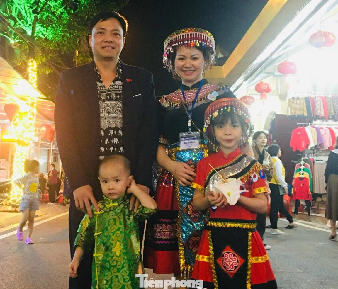 Anh Chung, chị Dung hạnh phúc với 2 thiên thần nhỏ, tự hào về quãng thời gian hoạt động Đoàn ở vùng sâu, vùng xa xứ Lạng - Ảnh: Duy Chiến