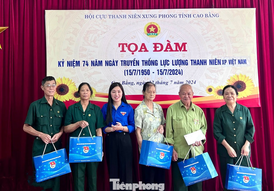 Chị Nông Thị Nhung, Phó Bí thư Tỉnh Đoàn Cao Bằng (giữa) trao quà cho các Cựu TNXP có hoàn cảnh khó khăn. Chị Nông Thị Nhung, Phó Bí thư Tỉnh Đoàn Cao Bằng (giữa) trao quà cho các Cựu TNXP có hoàn cảnh khó khăn.