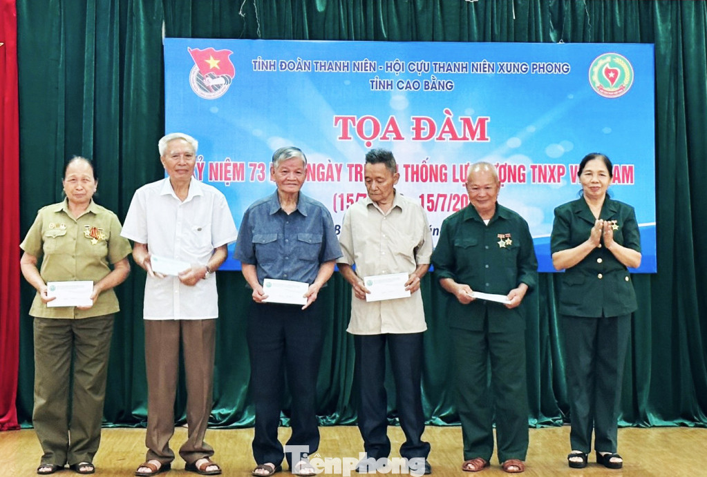 Hội Cựu TNXP tỉnh Cao Bằng trao tặng quà cho các Hội viên. Hội Cựu TNXP tỉnh Cao Bằng trao tặng quà cho các Hội viên.