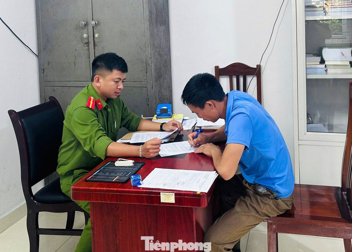 Đối tượng Luân Văn Vị (bến phải) khai nhận hành vi tại cơ quan công an.