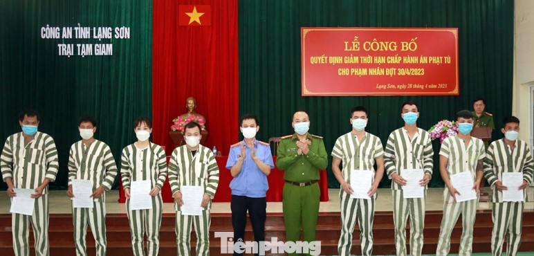 Các phạm nhân tại Trại tạm giam Công an tỉnh Lạng Sơn nhận quyết định giảm án. Ảnh: TL
