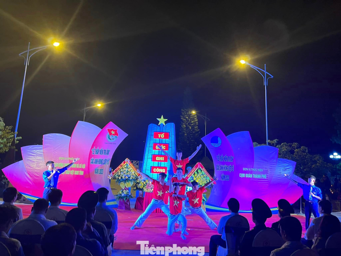 Ngợi ca chiến công oanh liệt của cha, anh. Ảnh: Duy Chiến