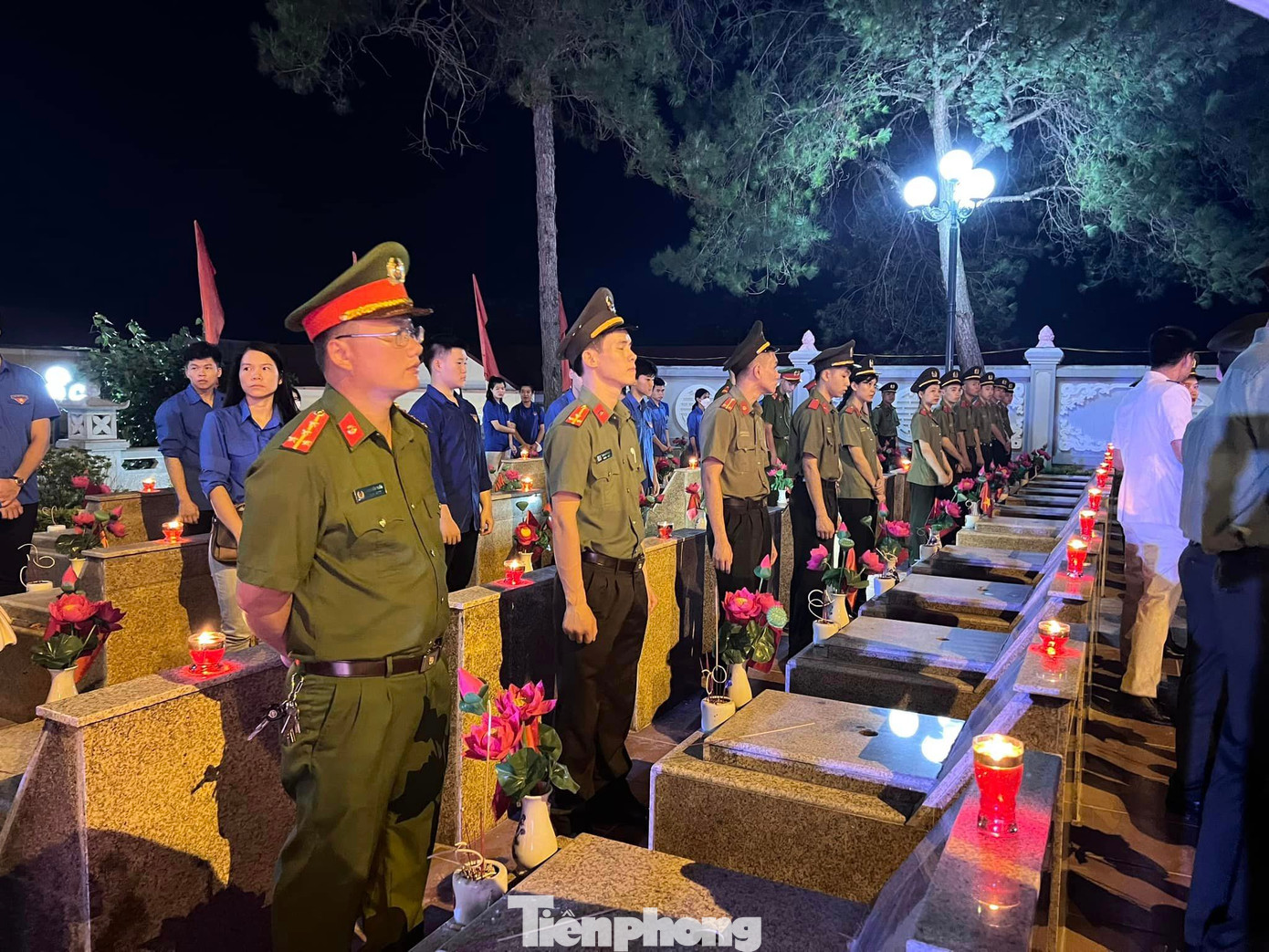 Tuổi trẻ lực lượng vũ trang trên tuyến đầu Lạng Sơn thắp nến tri ân. Ảnh: Duy Chiến