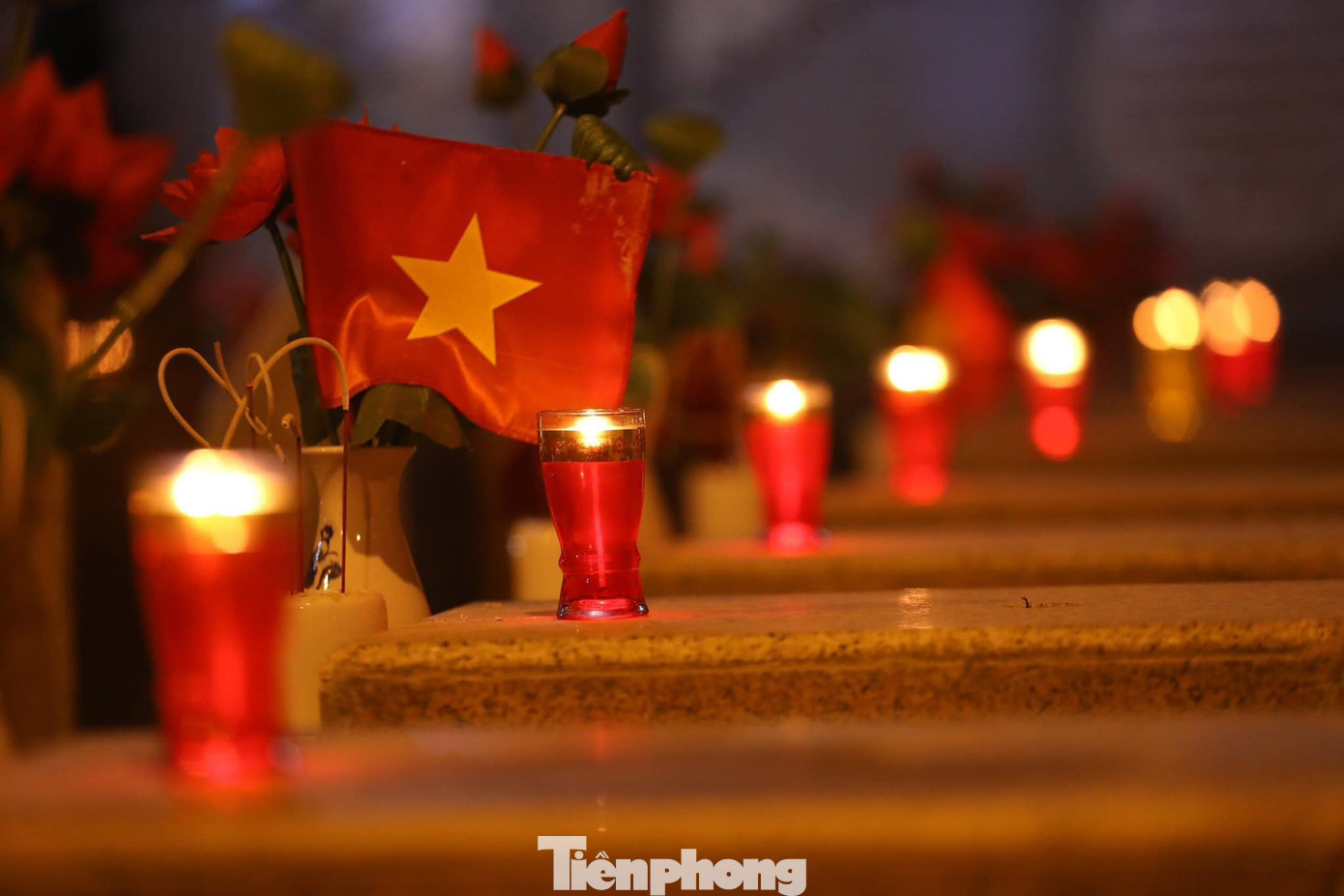 Những ngọn nến lung linh nơi biên ải xứ Lạng tri ân các Anh hùng liệt sỹ. Ảnh: Duy Chiến