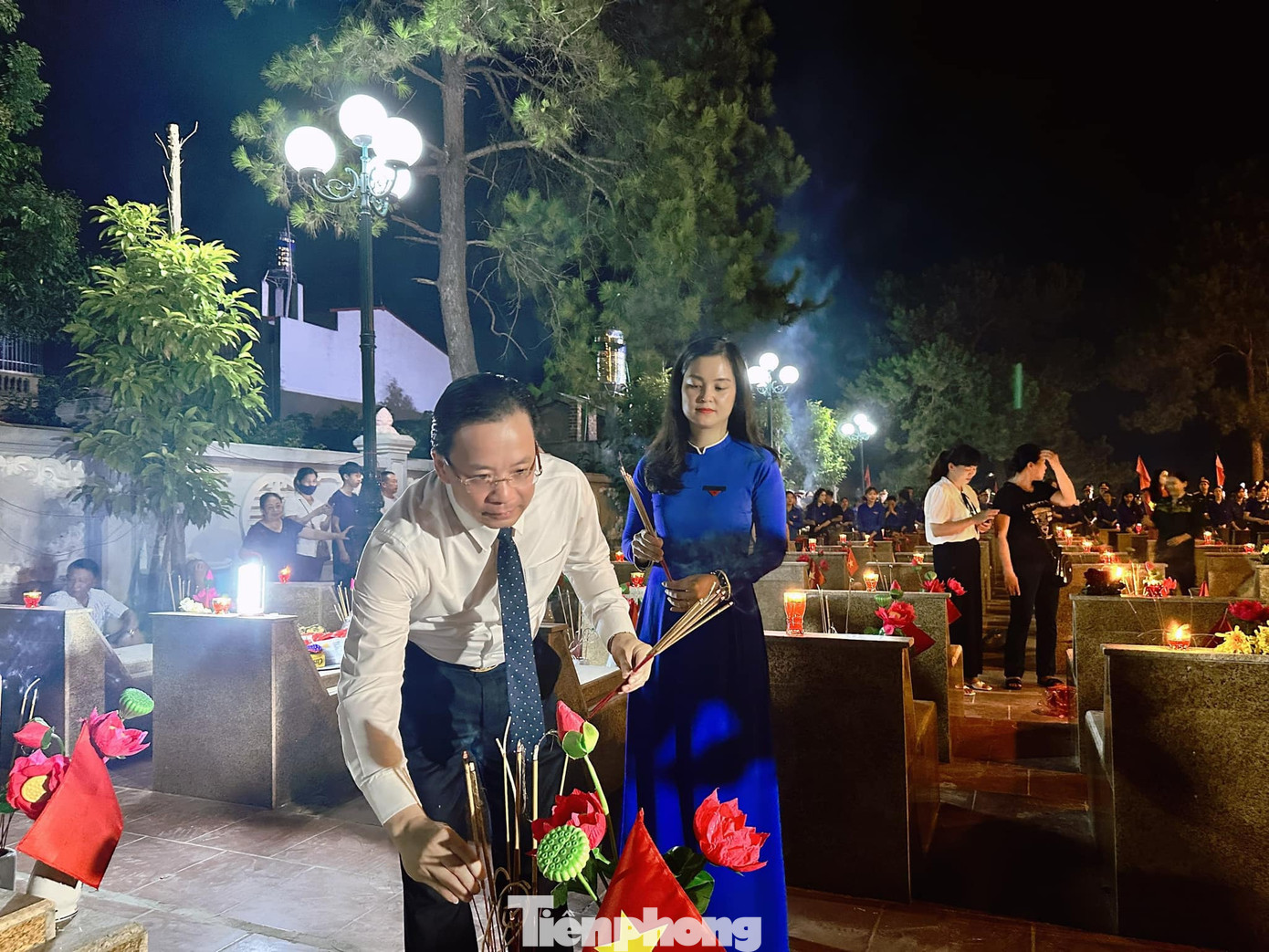 Ông Hoàng Văn Nghiệm, Phó Bí thư Thường trực Tỉnh ủy Lạng Sơn thắp hương tri ân các anh hùng liệt sỹ.