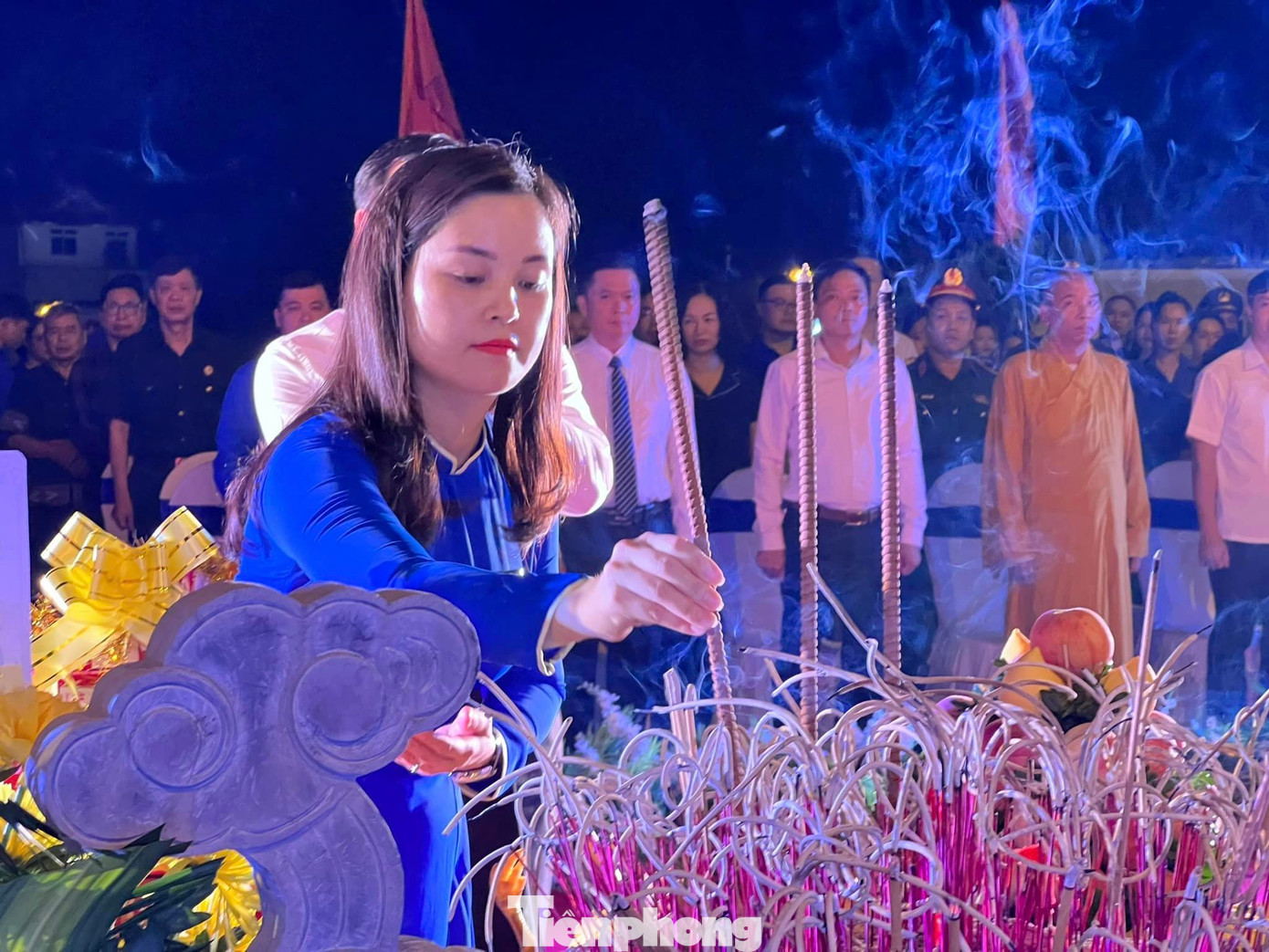 Chị Đinh Thị Anh Thư, Bí thư Tỉnh Đoàn Lạng Sơn thắp nhang tưởng nhớ các liệt sỹ Lạng Sơn. Ảnh: Duy Chiến