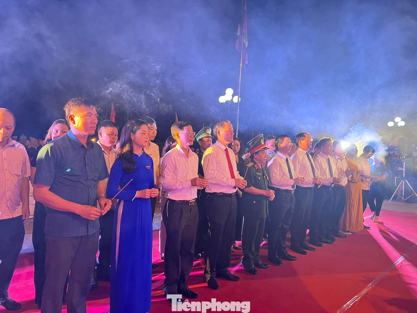 Lãnh đạo tỉnh, các sở ban ngành, cựu chiến binh tham gia Lễ thắp nến tri ân. Ảnh: Duy Chiến