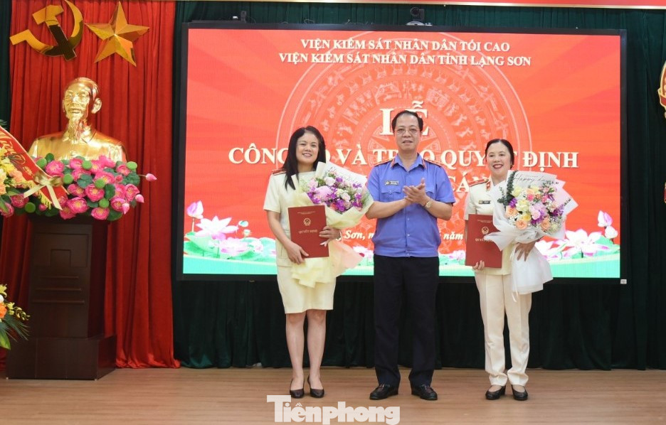Lãnh đạo Viện KSND tối cao trao quyết định, tặng hoa chúc mừng bà Nguyễn Thị Thủy và Hồ Thị Lan Anh.