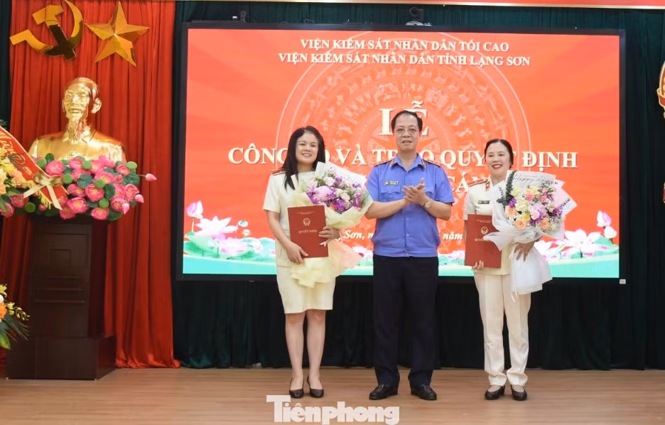 Lãnh đạo Viện KSND tối cao trao quyết định, tặng hoa chúc mừng bà Nguyễn Thị Thủy và Hồ Thị Lan Anh.
