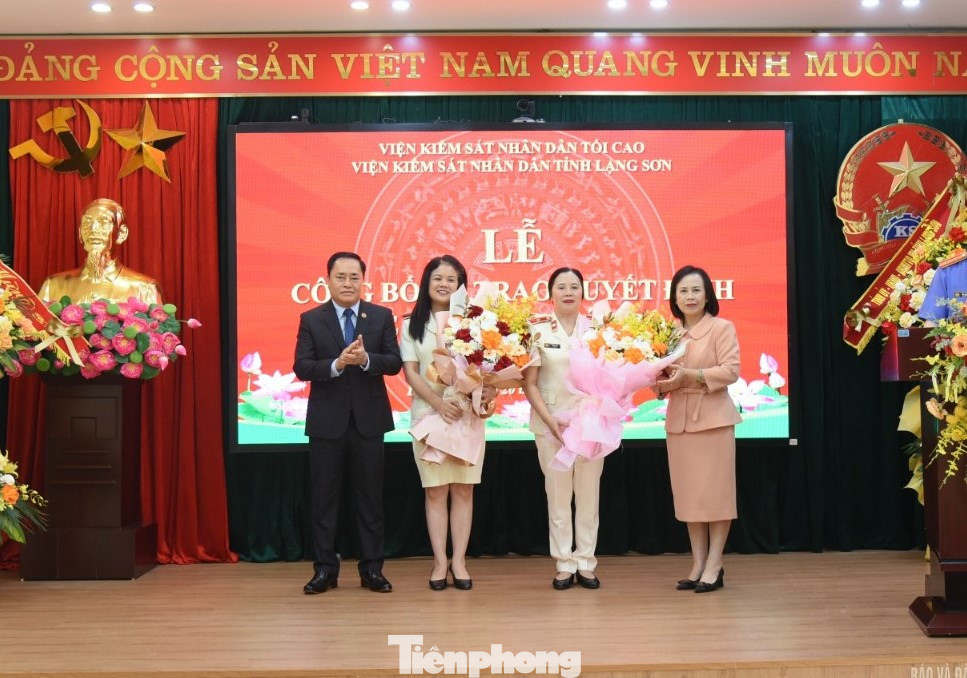 Hai cán bộ được luân chuyển, bổ nhiệm và nghỉ hưu nhận hoa của lãnh đạo tỉnh Lạng Sơn.