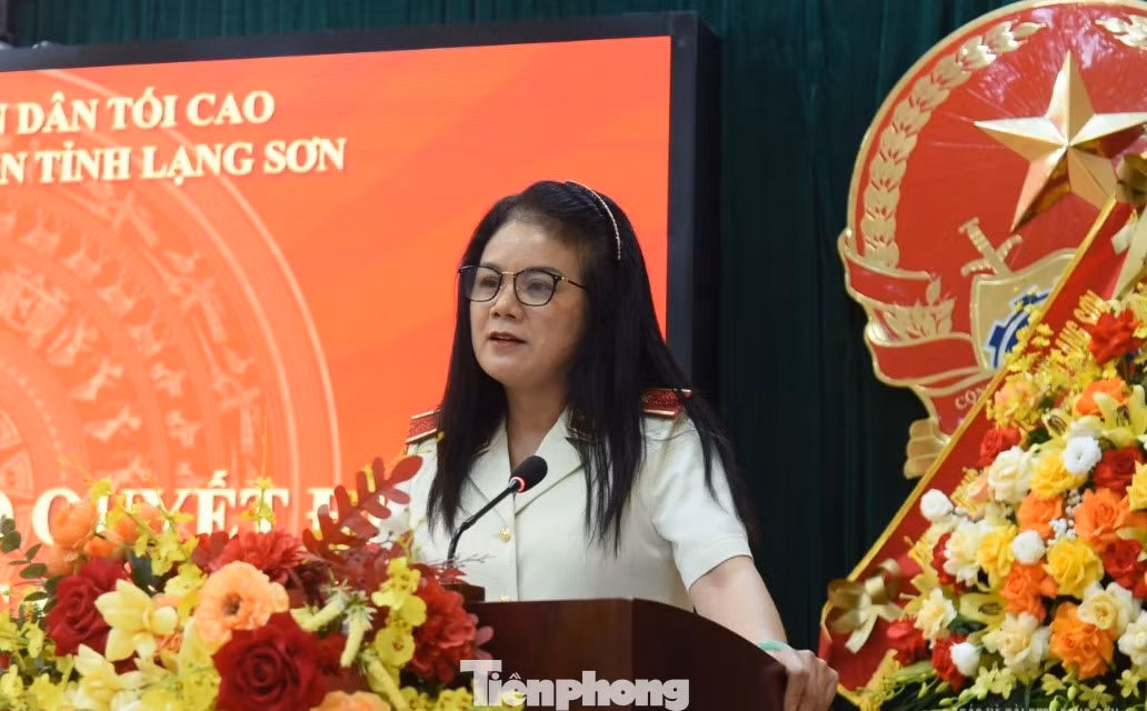 Tân Viện trưởng Viện KSND tỉnh Lạng Sơn Nguyễn Thị Thủy phát biểu nhận nhiệm vụ.