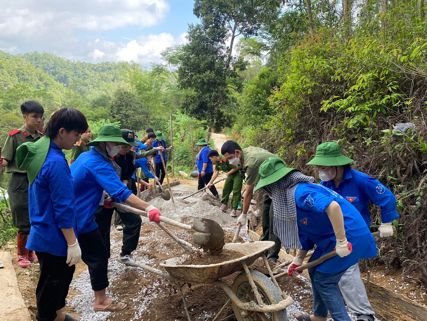 Làm đường liên thôn Làm đường liên thôn