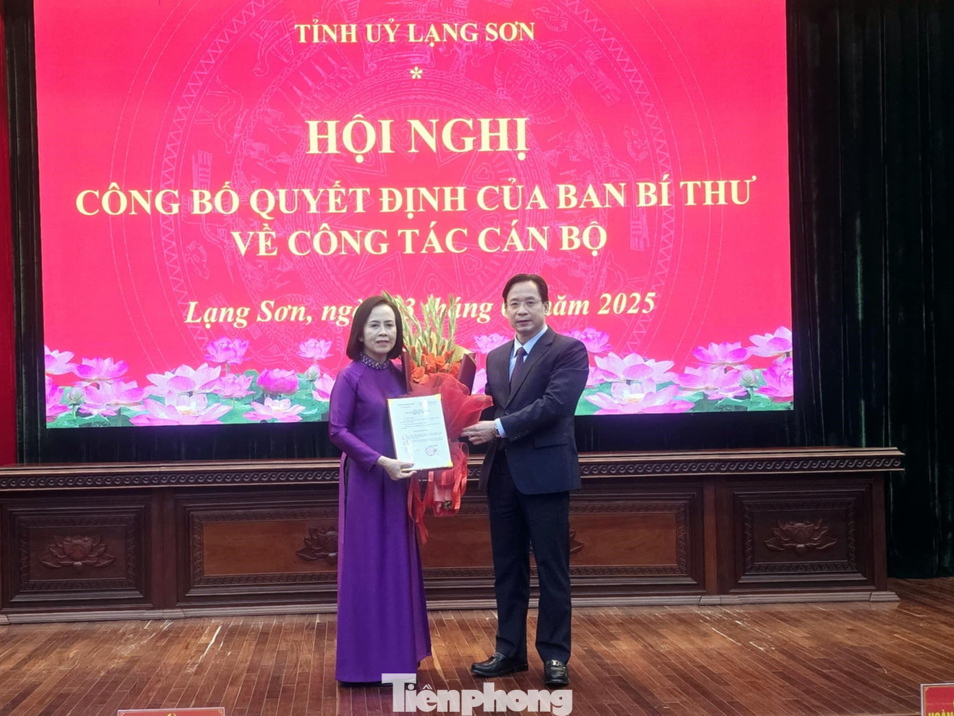 Tân Phó Bí thư Thường trực Tỉnh ủy Lạng Sơn Đoàn Thị Hậu (bìa trái) nhận Quyết định, hoa chúc mừng. Ảnh: Duy Chiến