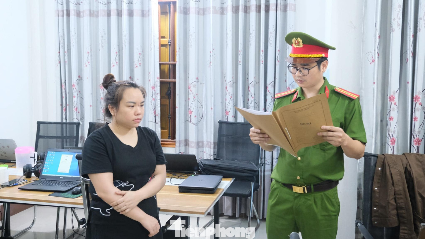 Đối tượng Nguyễn Thị Tuyết Dâng (bìa trái) nghe lệnh tạm giữ người để điều tra. Đối tượng Nguyễn Thị Tuyết Dâng (bìa trái) nghe lệnh tạm giữ người để điều tra.