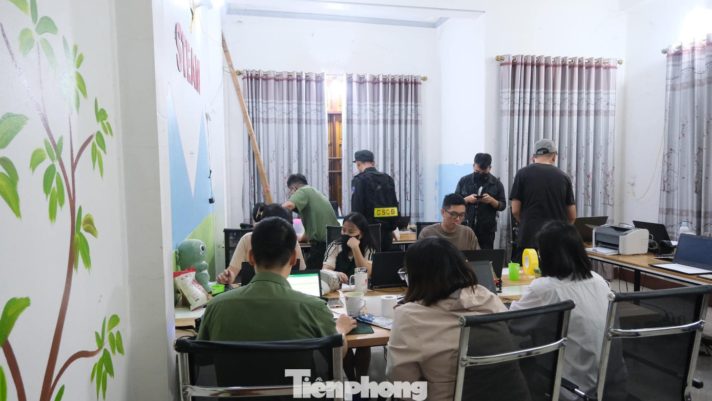 Lực lượng Công an tiến hành khám xét và thu giữ nhiều tài liệu, chứng cứ có liên quan. Lực lượng Công an tiến hành khám xét và thu giữ nhiều tài liệu, chứng cứ có liên quan.