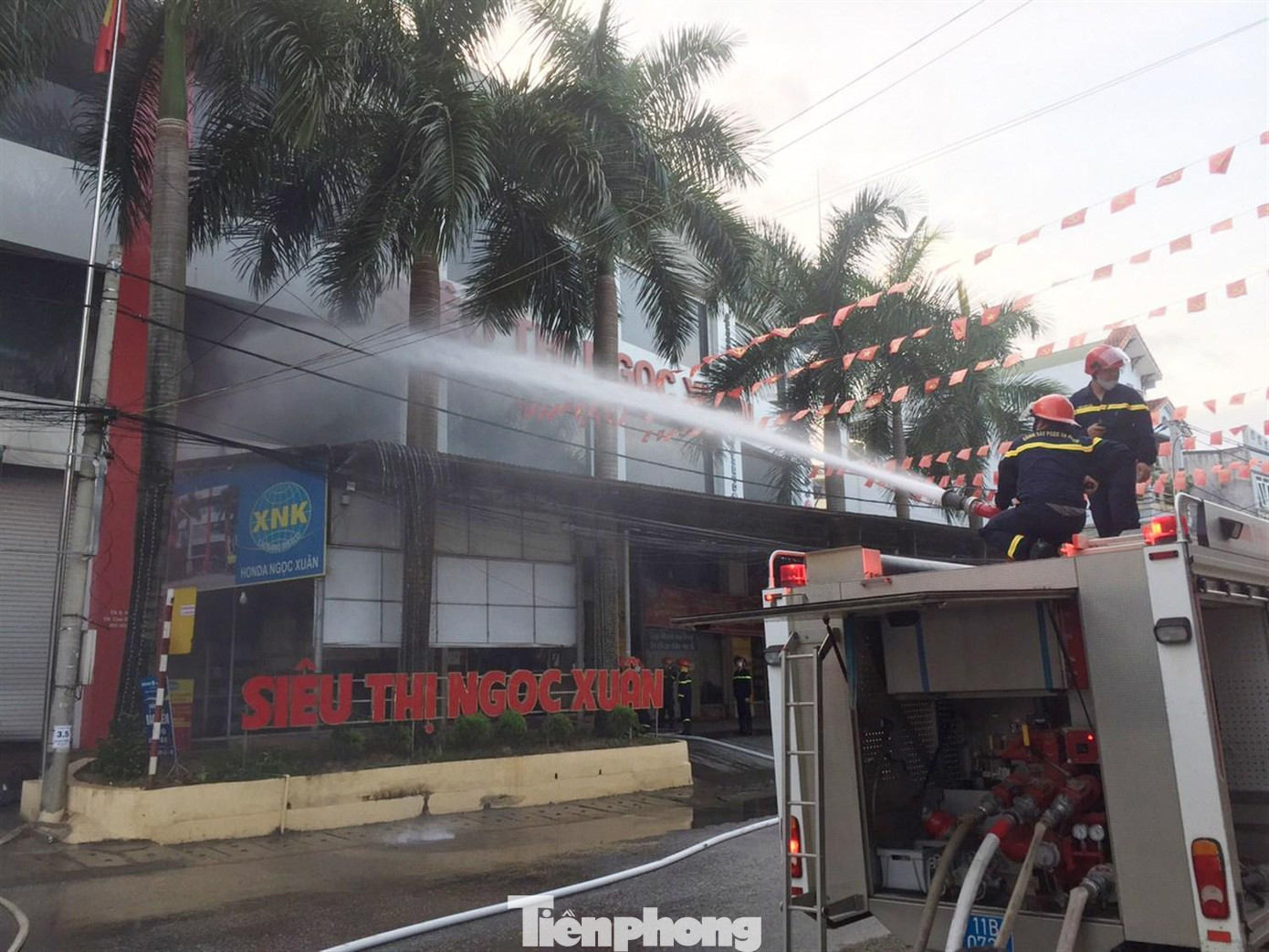 Lực lượng chức năng nỗ lực cứu hộ, sau khoảng 2 giờ, đám cháy mới được khống chế. - Ảnh: H. Thiện Lực lượng chức năng nỗ lực cứu hộ, sau khoảng 2 giờ, đám cháy mới được khống chế. - Ảnh: H. Thiện