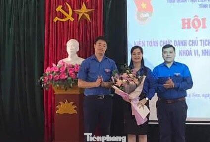 Thường trực Tỉnh Đoàn và Hội LHTN Việt Nam tỉnh Lạng Sơn tặng hoa chúc mừng tân Chủ tịch Hội LHTN Việt Nam tỉnh Lạng Sơn Đinh Thị Anh Thư (giữa). - Ảnh: Duy Chiến