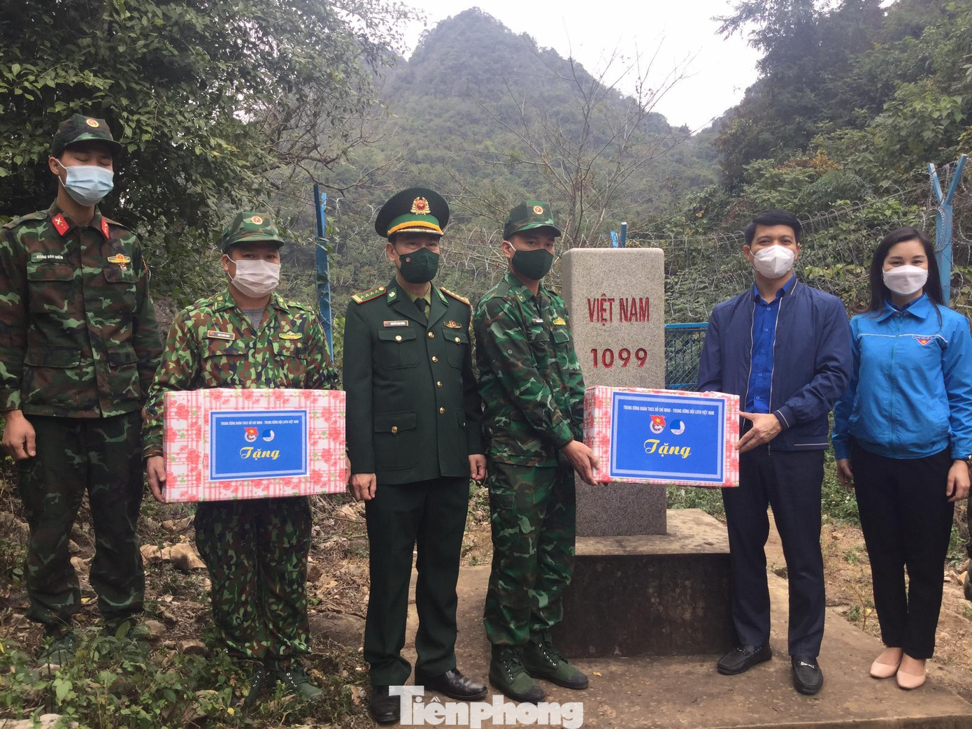 Chị Đinh Thị Anh Thư luôn quan tâm đến công tác thanh niên ở vùng dân tộc, tôn giáo, biên giới. Trong ảnh, chị Thư cùng đoàn công tác của TƯ Đoàn tới thăm, động viên cán bộ, chiến sỹ Biên phòng Tân Thanh (huyện Văn Lãng, tỉnh Lạng Sơn). - Ảnh: Duy Chiến