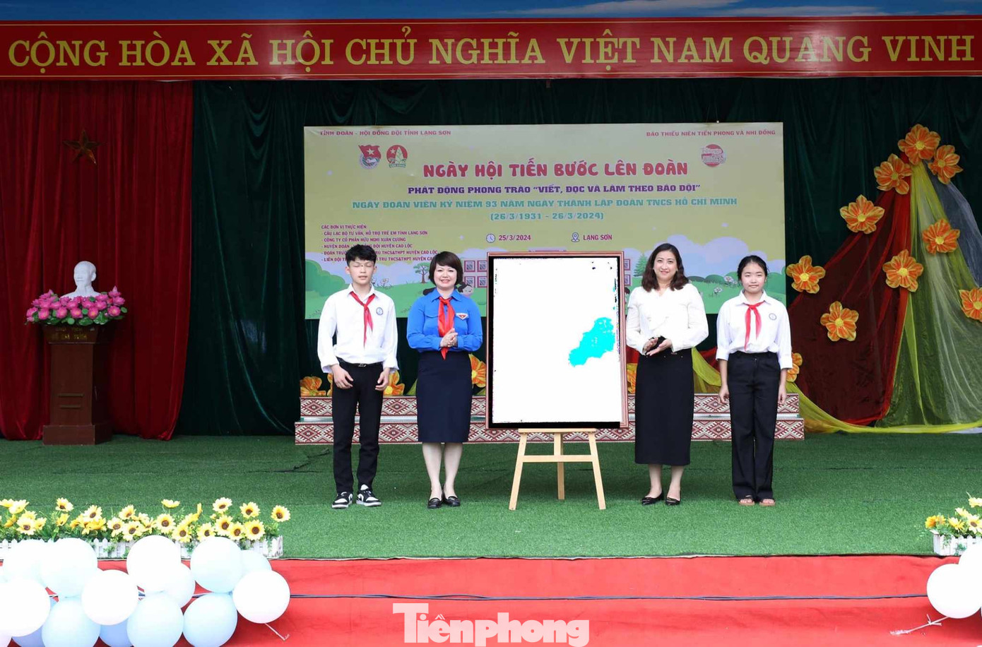 Hội đồng Đội tỉnh Lạng Sơn trao tặng bản đồ Việt Nam cho Trường PTDT Nội trú THCS và THPT huyện Cao Lộc. Ảnh: Duy Chiến Hội đồng Đội tỉnh Lạng Sơn trao tặng bản đồ Việt Nam cho Trường PTDT Nội trú THCS và THPT huyện Cao Lộc. Ảnh: Duy Chiến