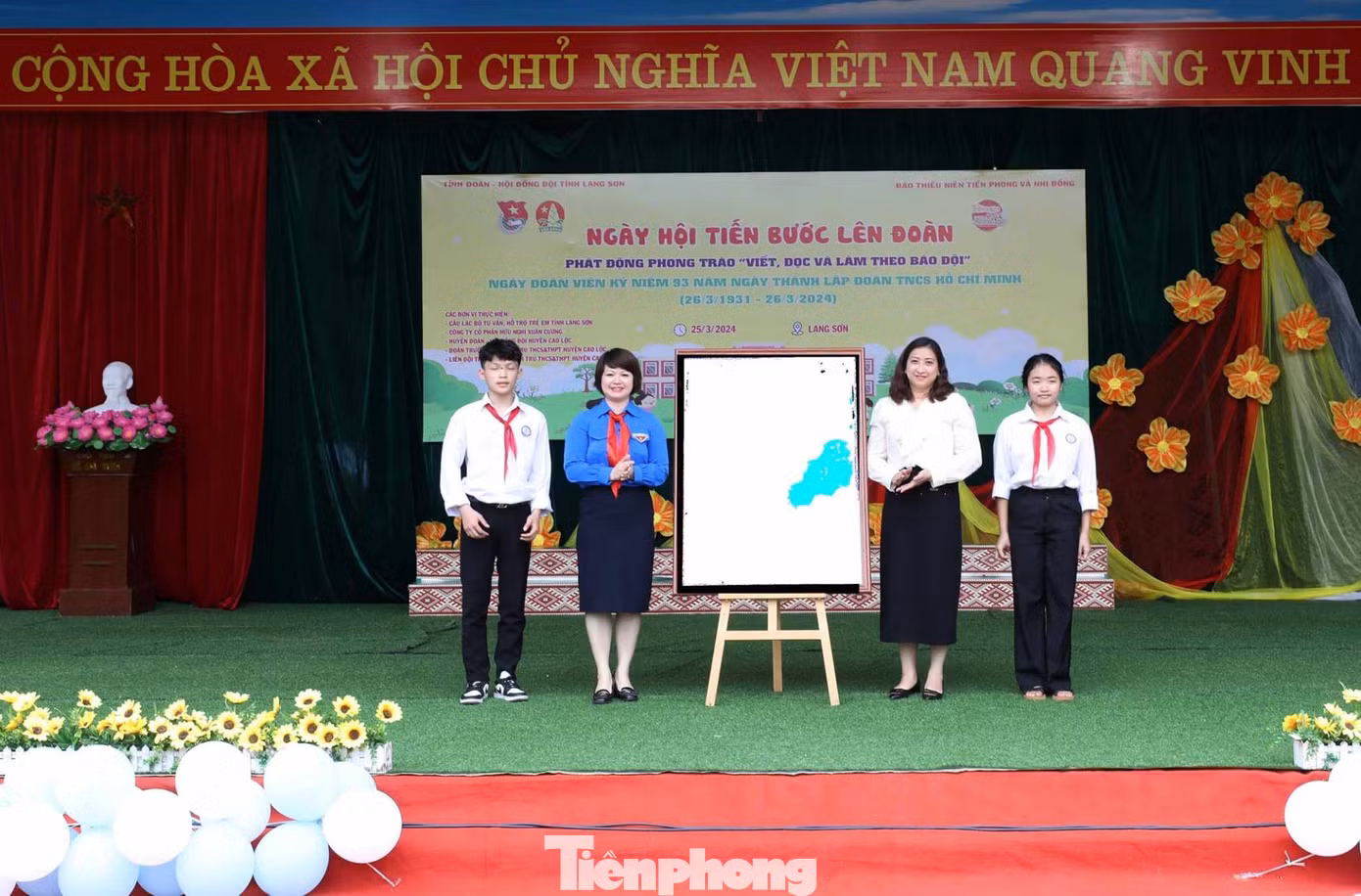 Hội đồng Đội tỉnh Lạng Sơn trao tặng bản đồ Việt Nam cho Trường PTDT Nội trú THCS và THPT huyện Cao Lộc. Ảnh: Duy Chiến