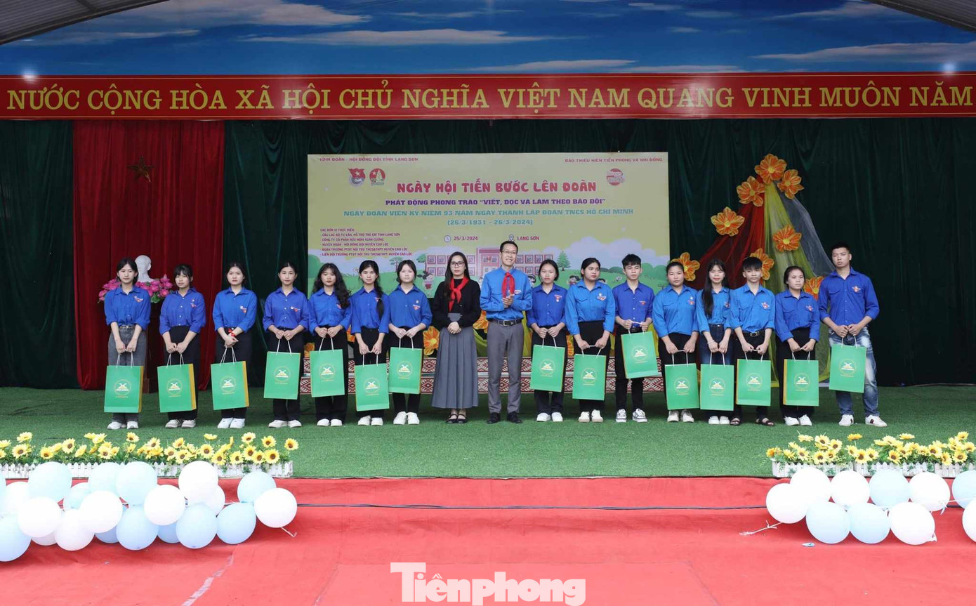 Các đơn vị đồng hành, tài trợ dành nhiều phần quà cho các em. Các đơn vị đồng hành, tài trợ dành nhiều phần quà cho các em.