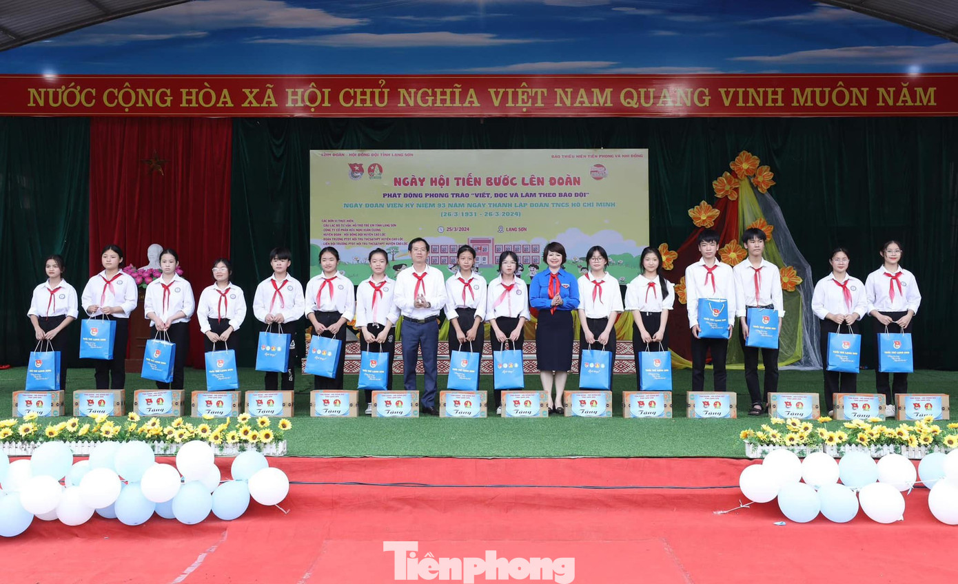 Các đội viên xuất sắc, vượt khó được nhận quà. Các đội viên xuất sắc, vượt khó được nhận quà.