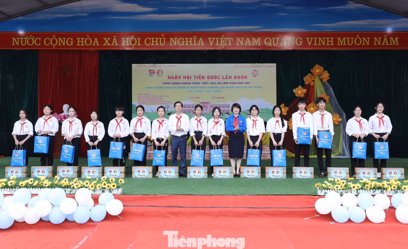 Các đội viên xuất sắc, vượt khó được nhận quà.