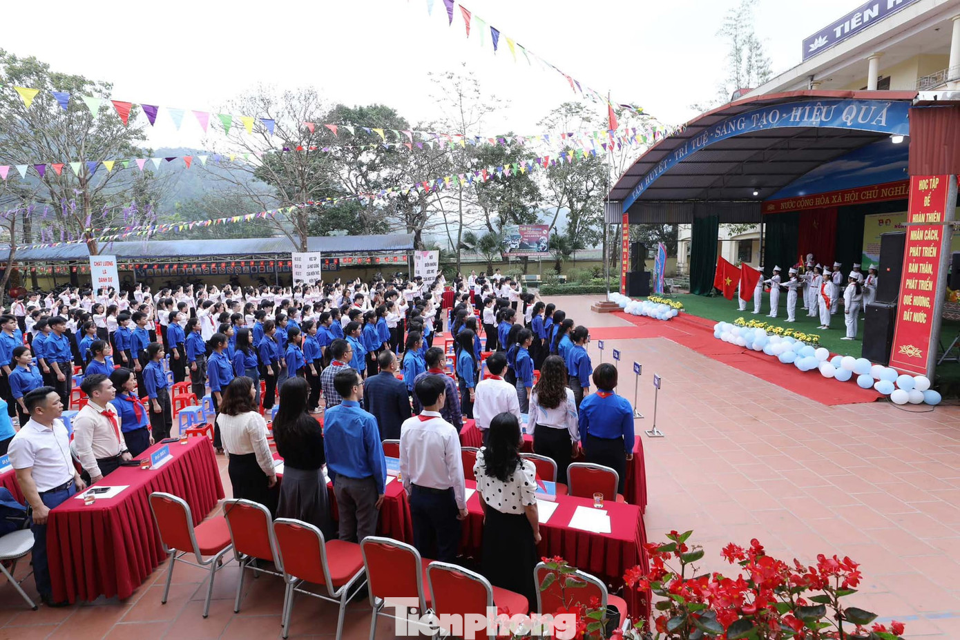Không khí sôi nổi, trang nghiêm. Không khí sôi nổi, trang nghiêm.