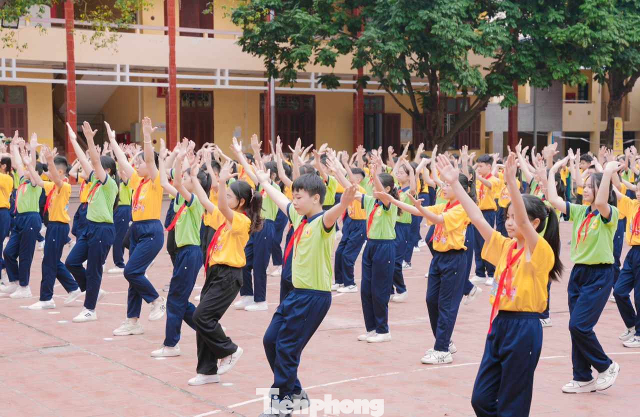 Các em học sinh Trường THCS Hoàng Văn Thụ, thành phố Lạng Sơn tham gia màn đồng diễn cùng 9 điểm cầu trong cả nước mừng "Ngày hội Tiến bước lên Đoàn" cấp Trung ương. Các em học sinh Trường THCS Hoàng Văn Thụ, thành phố Lạng Sơn tham gia màn đồng diễn cùng 9 điểm cầu trong cả nước mừng "Ngày hội Tiến bước lên Đoàn" cấp Trung ương.