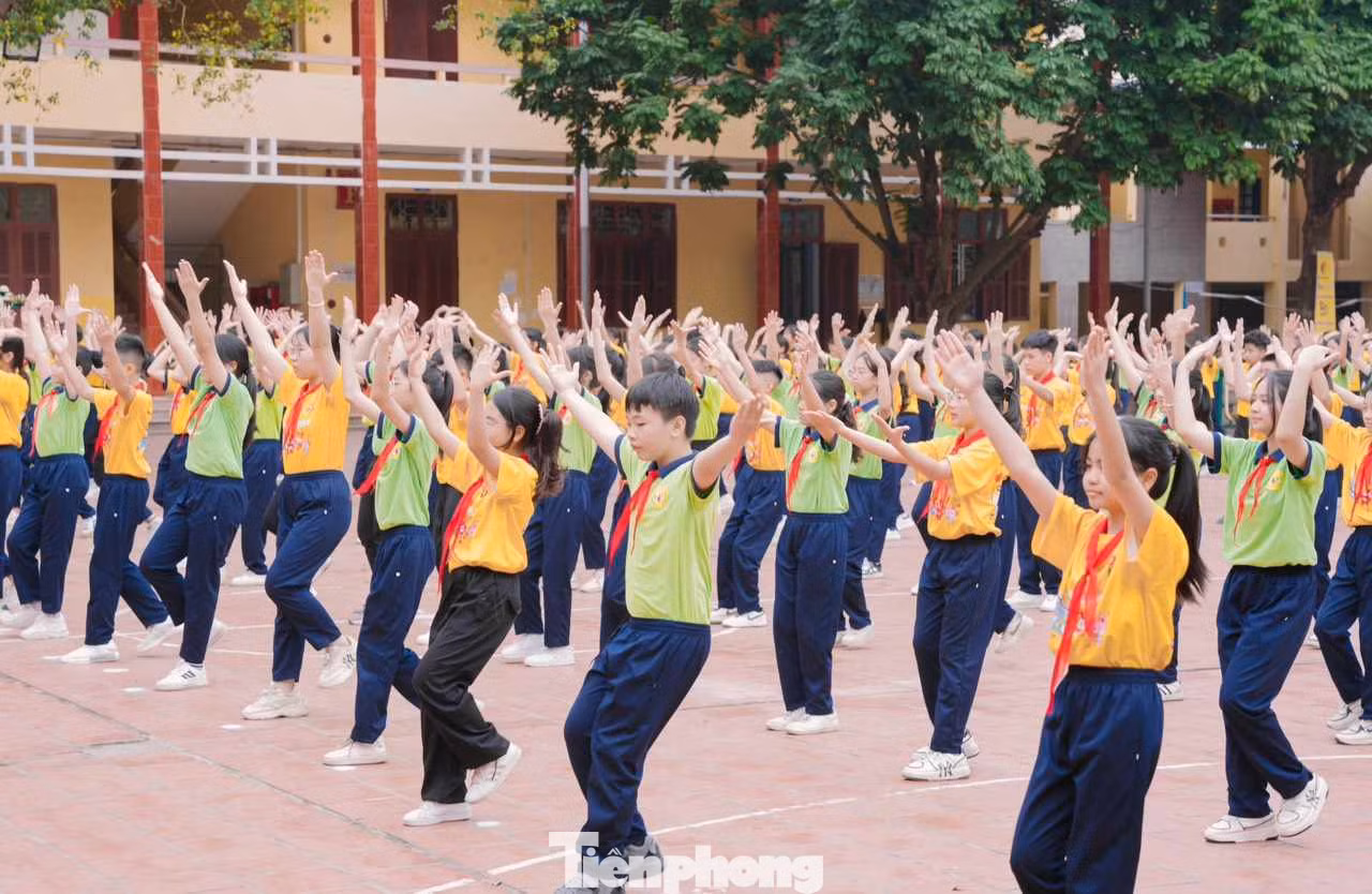 Các em học sinh Trường THCS Hoàng Văn Thụ, thành phố Lạng Sơn tham gia màn đồng diễn cùng 9 điểm cầu trong cả nước mừng "Ngày hội Tiến bước lên Đoàn" cấp Trung ương.
