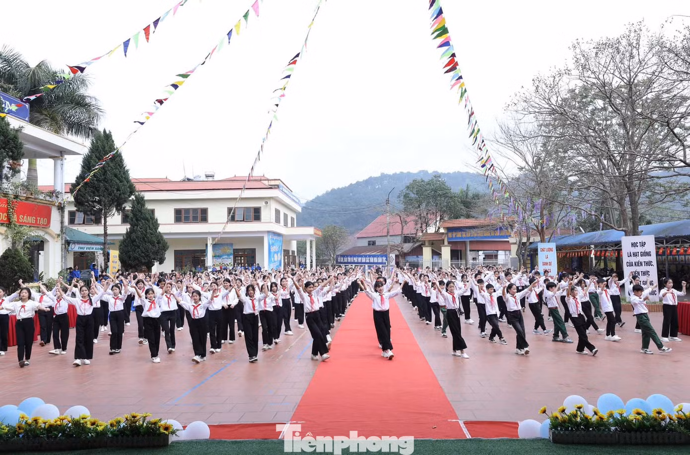 Học sinh Trường PTDT Nội trú THCS và THPT Cao Lộc đồng diễn nhịp điệu khỏe khắn. Ảnh: Duy Chiến