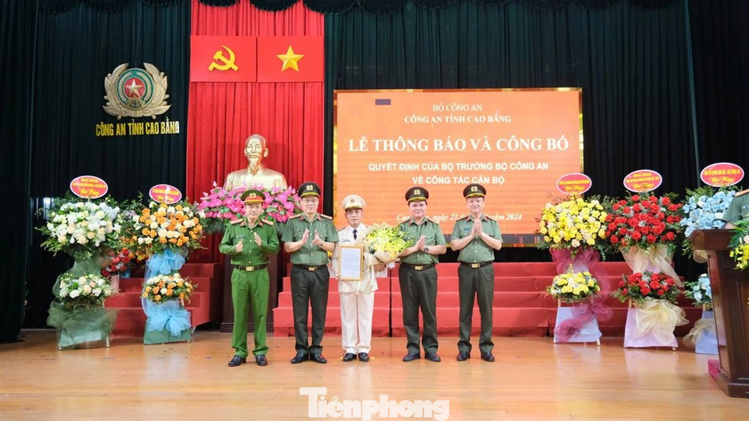 Tân Phó Giám đốc Lương Ngọc Quyết (giữa) nhận quyết định và hoa chúc mừng.