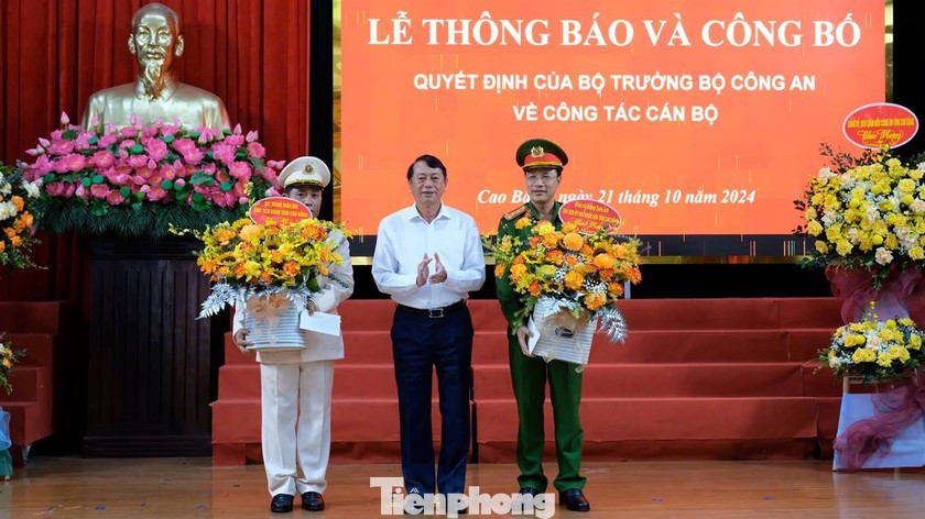 Lãnh đạo tỉnh Cao Bằng tặng hoa chúc mừng Đại tá Lương Ngọc Quyết và Đại tá Hòa Quang Tưng.