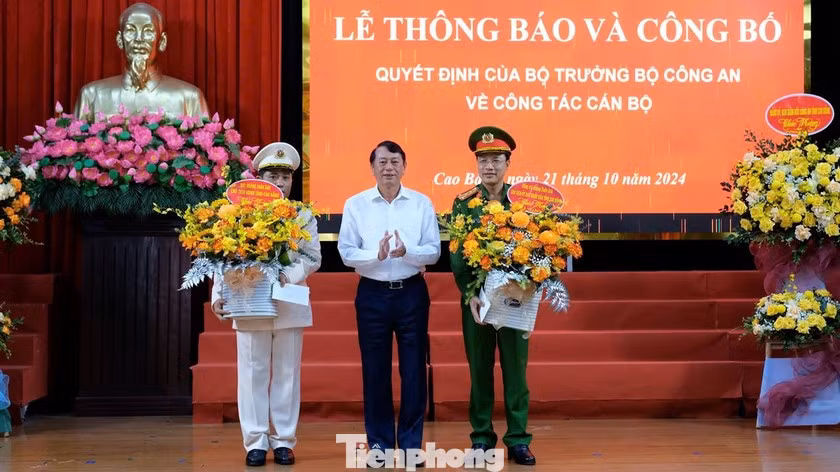 Lãnh đạo tỉnh Cao Bằng tặng hoa chúc mừng Đại tá Lương Ngọc Quyết và Đại tá Hòa Quang Tưng. Lãnh đạo tỉnh Cao Bằng tặng hoa chúc mừng Đại tá Lương Ngọc Quyết và Đại tá Hòa Quang Tưng.
